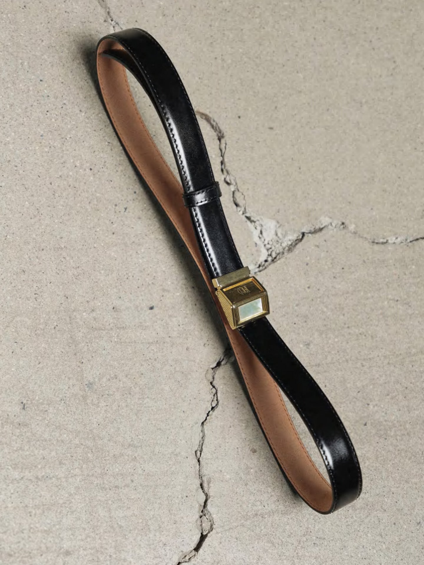 INLAY PEDIMENT BUCKLE BELT, MOTHER OF PEARL