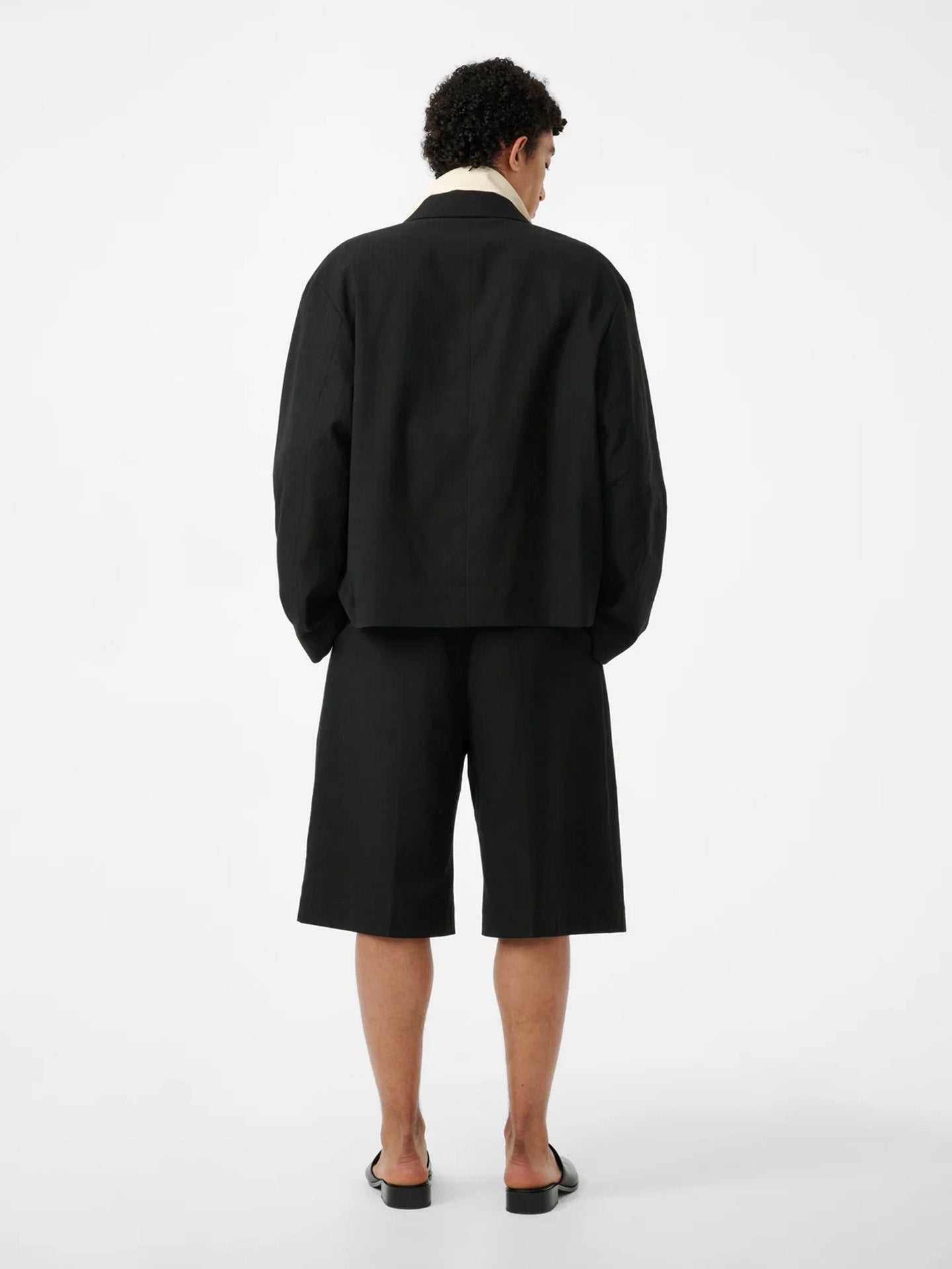 KNEE LENGTH TAILORED SHORT, BLACK