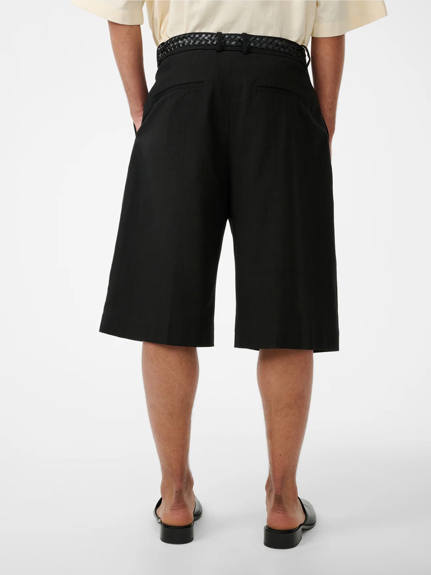 KNEE LENGTH TAILORED SHORT, BLACK