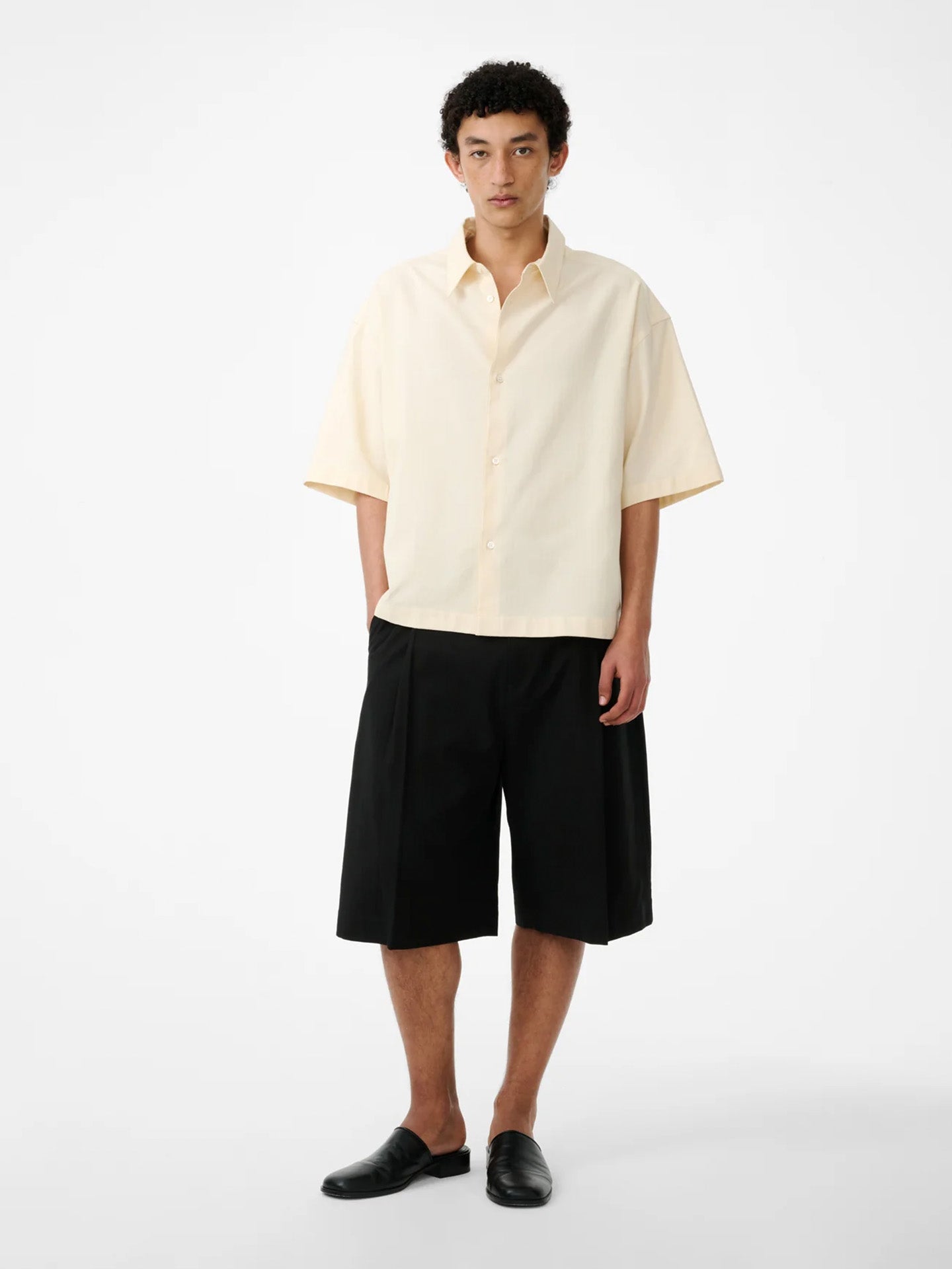 KNEE LENGTH TAILORED SHORT, BLACK