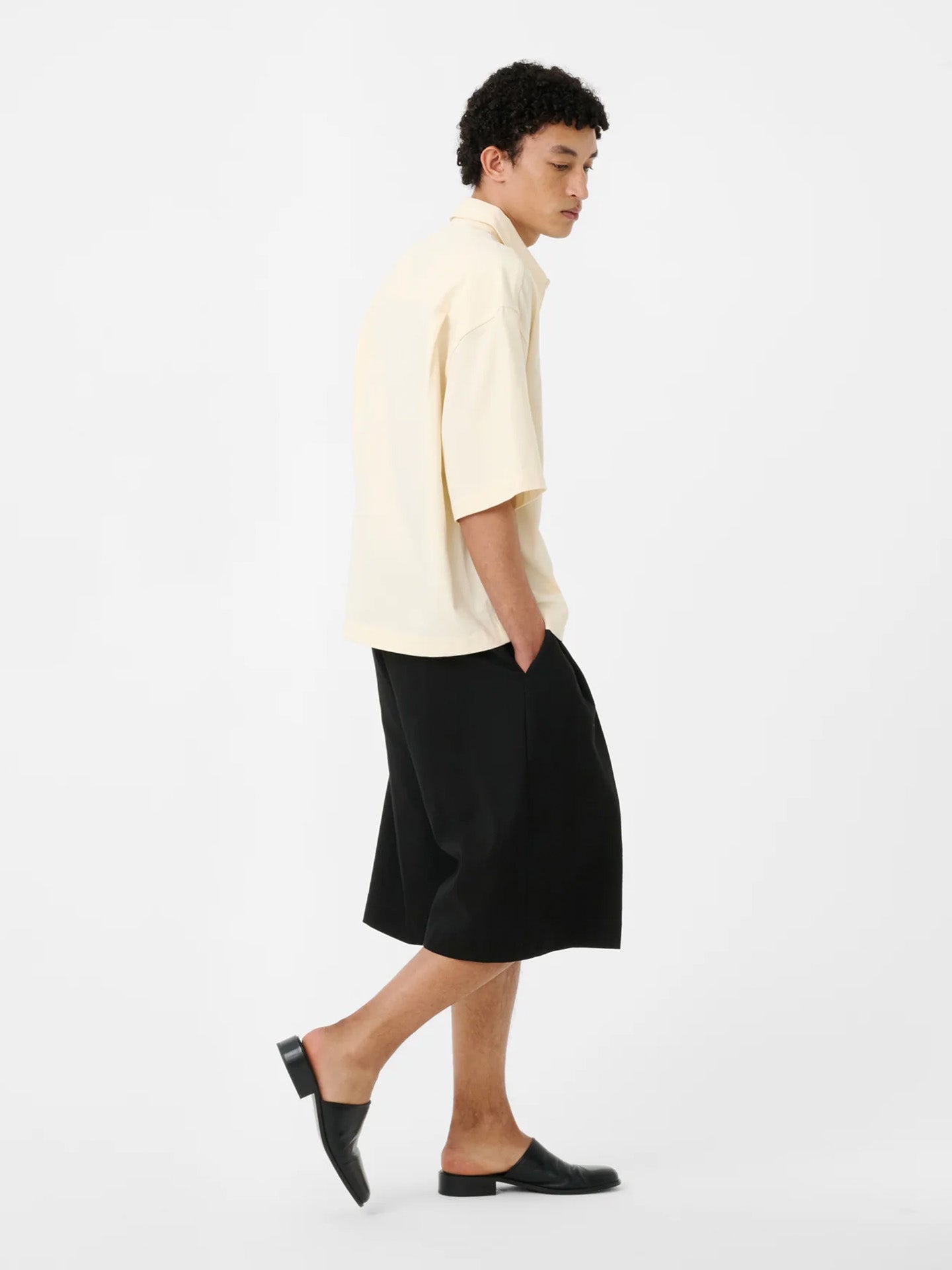 KNEE LENGTH TAILORED SHORT, BLACK