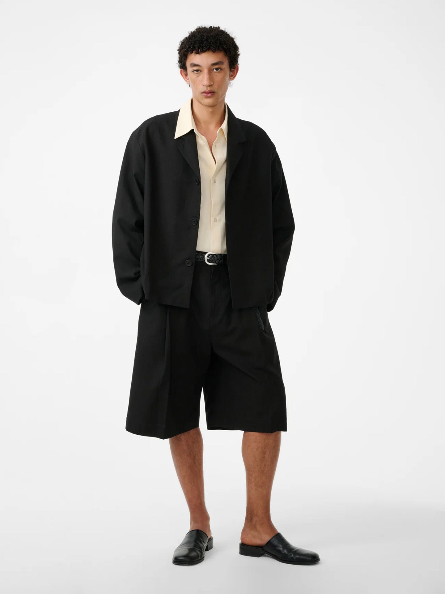 KNEE LENGTH TAILORED SHORT, BLACK