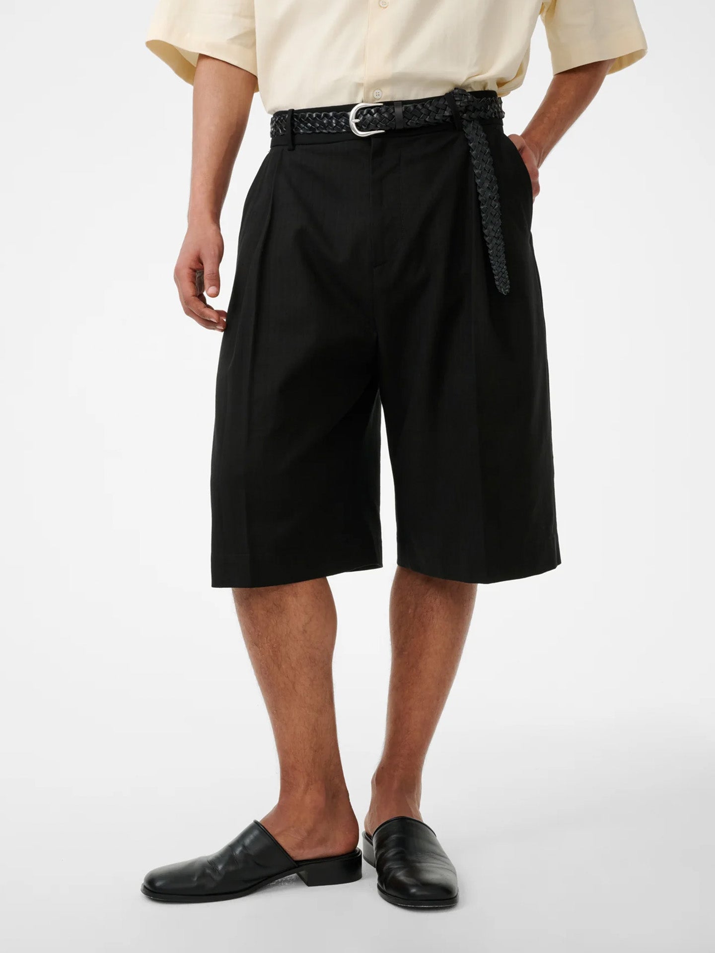 KNEE LENGTH TAILORED SHORT, BLACK